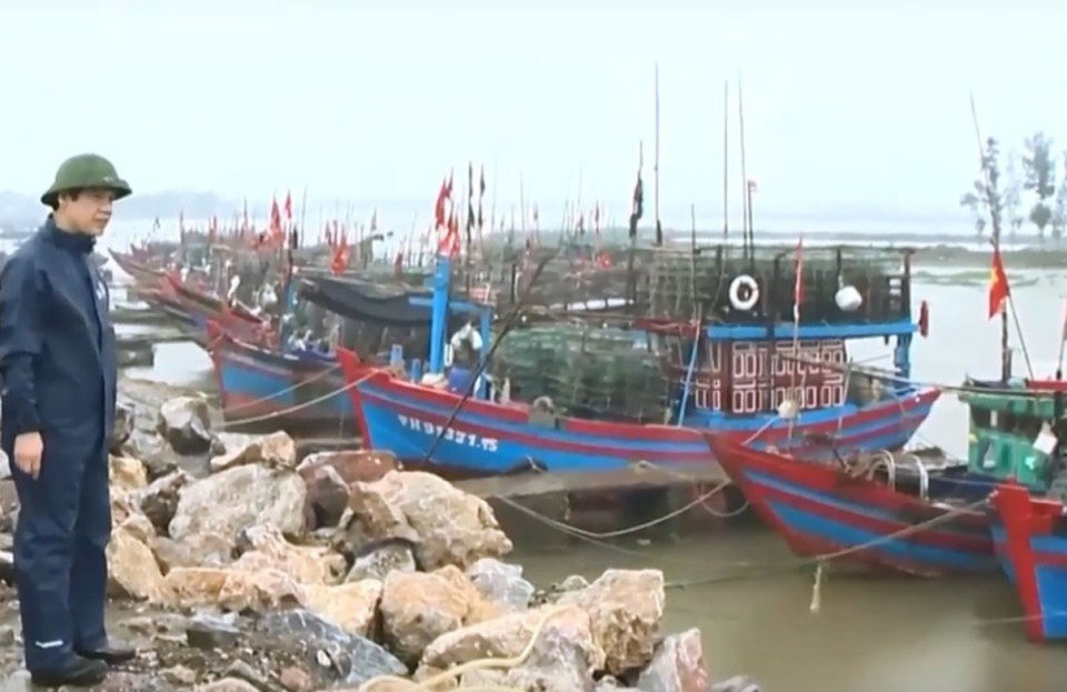 Phê bình Chủ tịch huyện không hủy họp để tập trung chống bão - 4 Ông Nguyễn Đình Xứng phê bình Chủ tịch HĐND và Chủ tịch UBND huyện Quảng Xương vì lơ là công tác phòng chống bão
