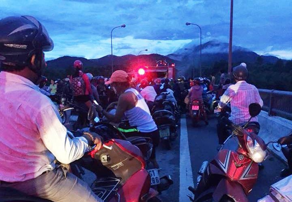 
Cầu Tuần tắc nghẽn cục bộ lúc xảy ra đám cháy.
