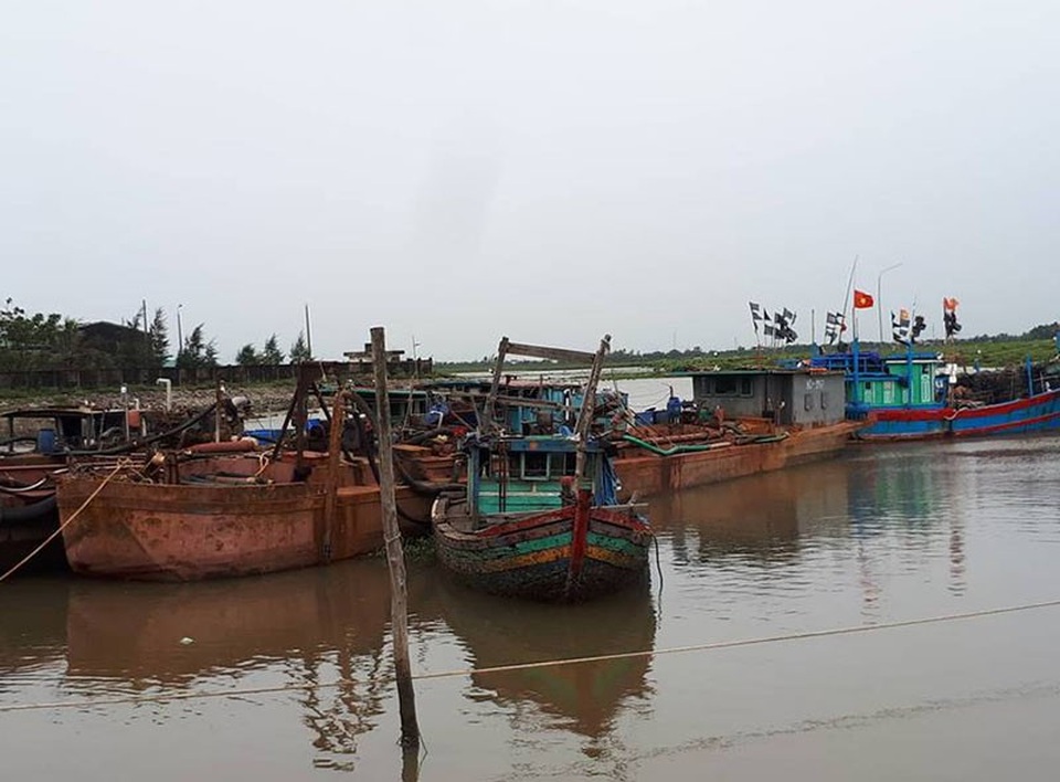 Ngư dân Hà Tĩnh nói gì về việc nhấn chìm thuyền "trốn" bão? - 2
Sáng nay 19/7, ngư dân đã vớt phương tiện này lên khi bão tan.