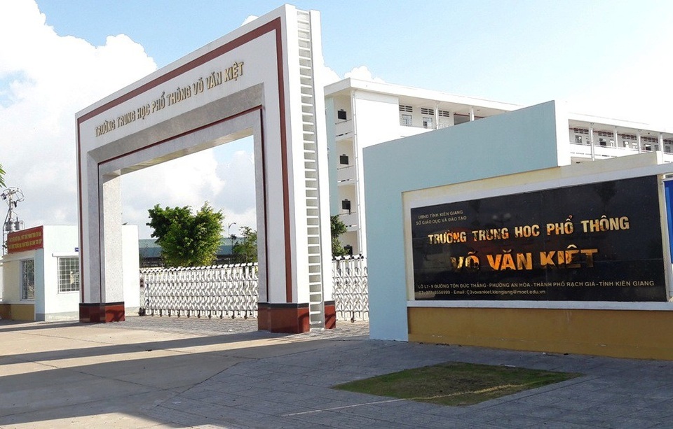 “Hiệu trưởng xin nghỉ việc khi điều về Sở” đã được cho nghỉ việc - 2 Liên quan những lùm xùm khi thầy giáo Nguyễn Đình Chung xin nghỉ việc khi được Sở GD-ĐT Kiên Giang điều về sở, thầy giáo Chung và giám đốc Sở bị UBKT Tỉnh ủy Kiên Giang đề nghị kiểm điểm theo qui trình có hình thức xử lý phù hợp