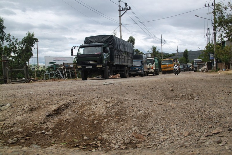 Vụ bụi “tra tấn”, dân bức xúc chặn xe tải: Cấp gần 1 tỷ đồng để thảm bê tông - 3
UBND tỉnh Bình Định đã đồng ý chủ trương cấp gần 1 tỷ đồng để thảm bê tông đoạn đường thường xuyên gây bụi này.