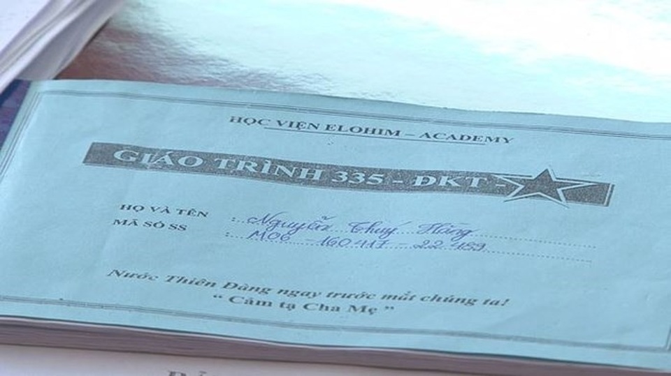 Tài liệu hoạt động của Hội thánh đức chúa trời mẹ công an thu giữ (ảnh báo QN)