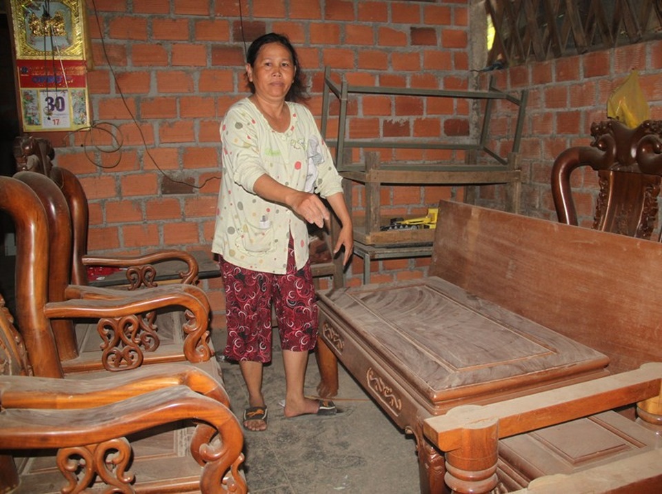 Vụ bụi “tra tấn”, dân bức xúc chặn xe tải: Cấp gần 1 tỷ đồng để thảm bê tông - 2 Bà Thu, bức xúc vì bụi khiến gia đình phải đóng quán bán bún, cơm gây thiệt hại kinh tế cho gia đình.