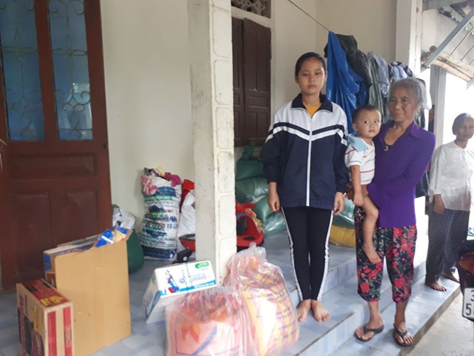 Rất nhiều sự chia sẻ dành cho 4 chị em mồ côi bố, mẹ ung thư - 2 Nhiều nhà hảo tâm mang theo gạo, mì tôm, sữa... đến tận nhà cho chị em Thương.