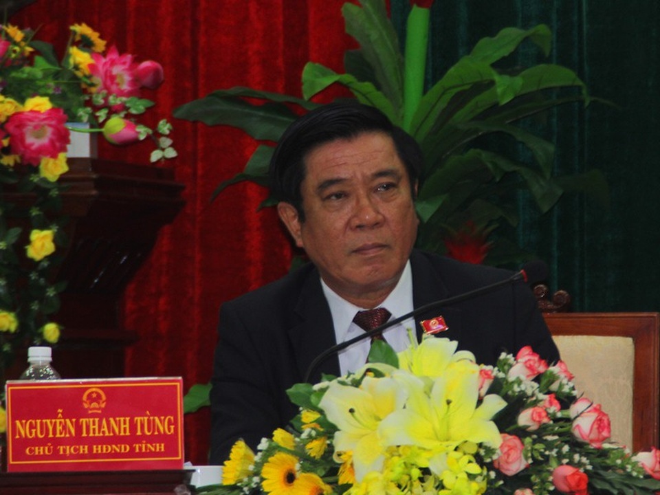Bí thư Bình Định truy gắt "ai cấp phép cho doanh nghiệp làm càn?" - 2 Bí thư Tỉnh ủy Bình Định tỏ ra gay gắt khi doanh nghiệp ngang nhiên đổ đất lấn đầm khi chưa có thiết kế, phê duyệt.