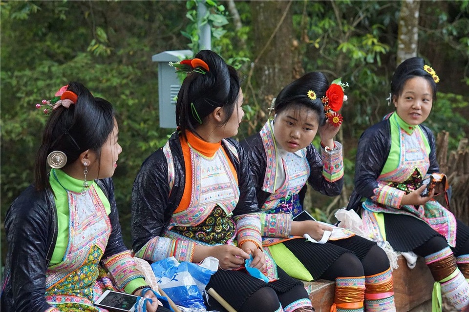 Đến ngôi làng siêu độc cắt tóc bằng… lưỡi liềm - 5 Những thiếu nữ người Miêu