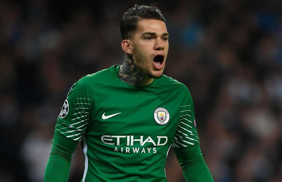 Top 10 thủ môn đắt giá nhất mọi thời đại - 2
Man City cũng từng lâm vào tình cảnh tương tự như Liverpool (không tìm ra được thủ môn xuất sắc trong nhiều năm) nhưng họ đã giải được bài toán ấy sau khi chiêu mộ Ederson. Để có được chữ ký của thủ môn này mùa Hè 2018, Man xanh đã chỉ ra số tiền kỷ lục 34,7 triệu bảng.
