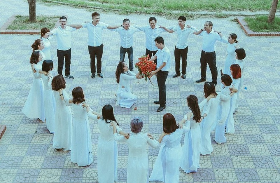 Những chuyện tình giờ mới tiết lộ với... bạn cũ - 1 Bạn học cũ luôn gắn với mỗi người rất nhiều ký ức, kỷ niệm buồn vui (Ảnh minh họa: Học sinh lớp A, khóa 1994 - 1998, Trường THCS Quang Trung, Vinh, Nghệ An)