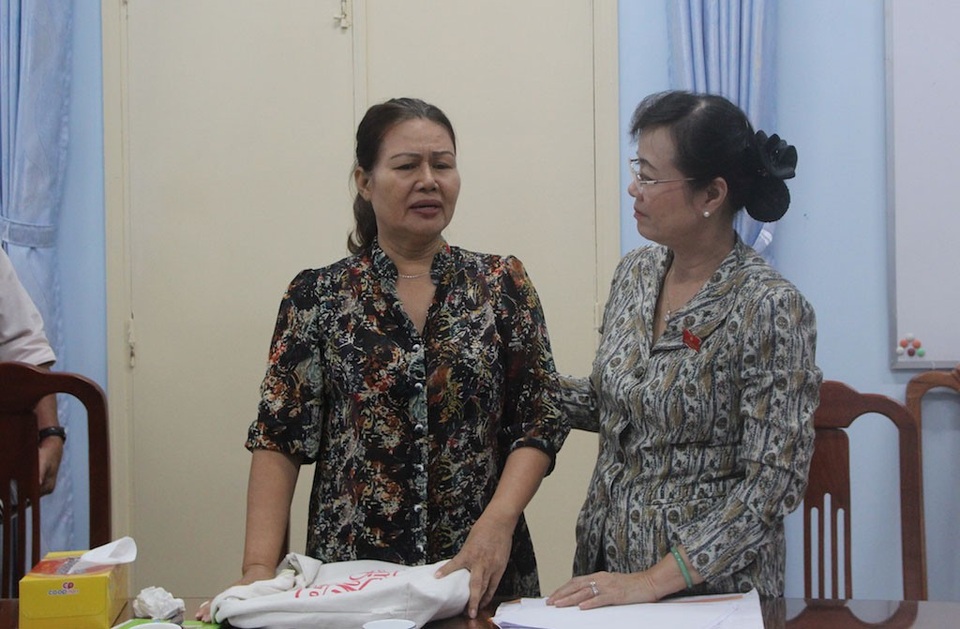 Chủ tịch HĐND TPHCM "hóa giải bức xúc" cho một người dân Thủ Thiêm - 6
Bà Hồ Thị Mai chia sẻ cùng Chủ tịch HĐND TPHCM sau buổi tiếp công dân. Bà hy vọng được giải quyết việc vào chợ Thảo Điền buôn bán.