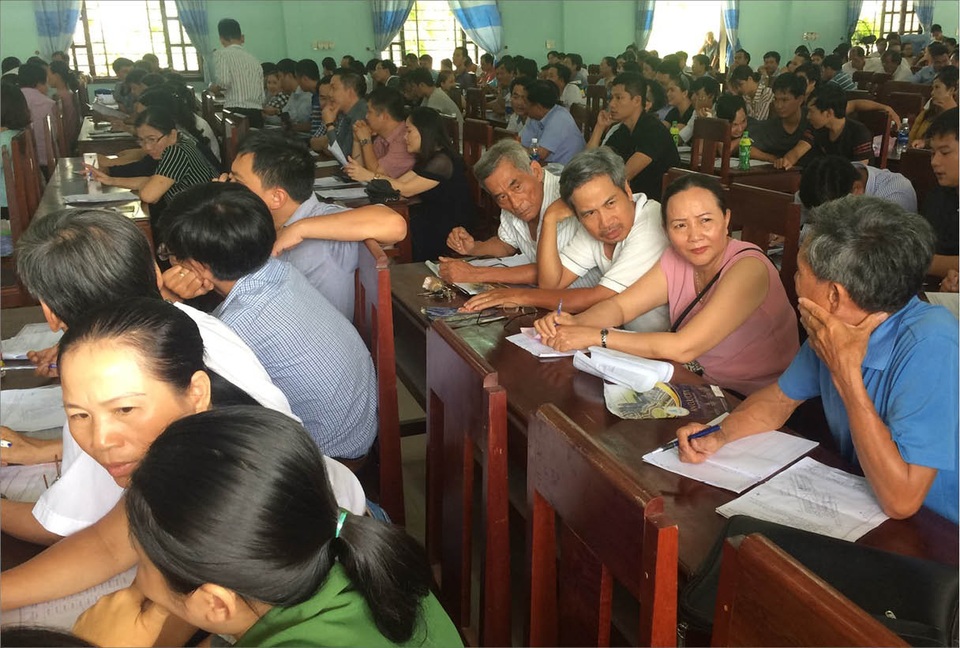 Người dân phản ứng trước "ý tưởng" cắt lại 8 lô trong phiên đấu giá đất huyện! - 1 129 người đấu giá tại phiên đấu giá đất thôn Chiết Bi, xã Phú Thượng, huyện Phú Vang, tỉnh Thừa Thiên Huế. Do đất nằm ở vị trí đẹp sát TP Huế nên nhiều người đã phản ứng khi đơn vị đấu giá để lại 8 lô đất đấu sau trong khi trước đó đã thông báo đấu toàn bộ 43 lô (ảnh: Hoài Thương, báo Thừa Thiên Huế)