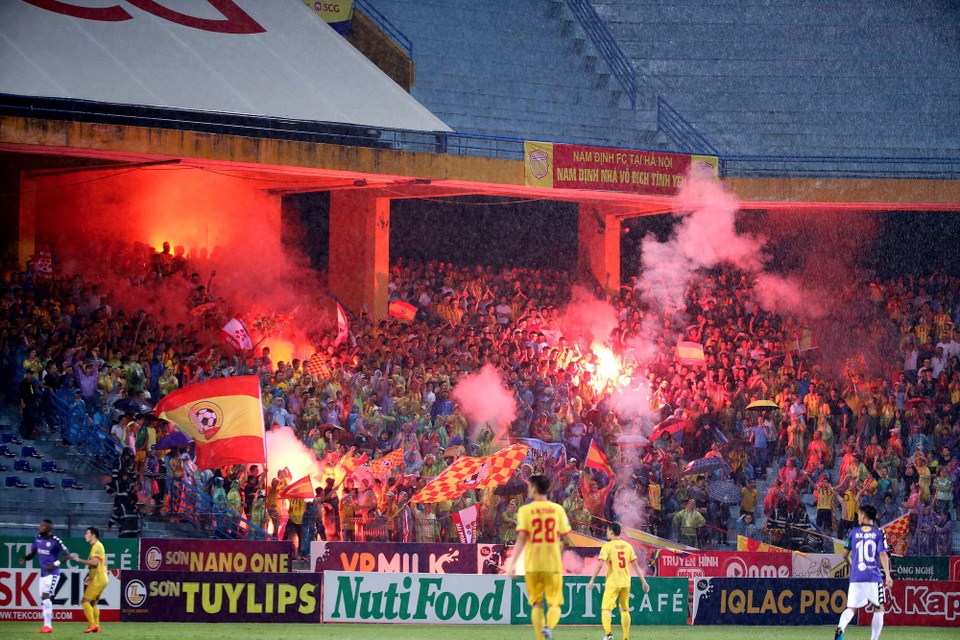 
BTC giải đưa ra quyết định phạt nặng sân Hàng Đẫy - Ảnh: Gia Hưng
