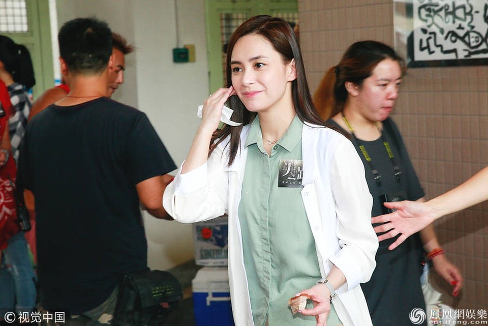 
Nữ ca sĩ của nhóm Twins ăn mặc giản dị, để mặt mộc nhưng vẫn khá trẻ đẹp so với tuổi. Chung Hân Đồng cho biết, điện ảnh và ca hát luôn là đam mê số một của cô chính vì vậy, dù đã lập gia đình, cô vẫn sẽ không từ bỏ nghệ thuật.
