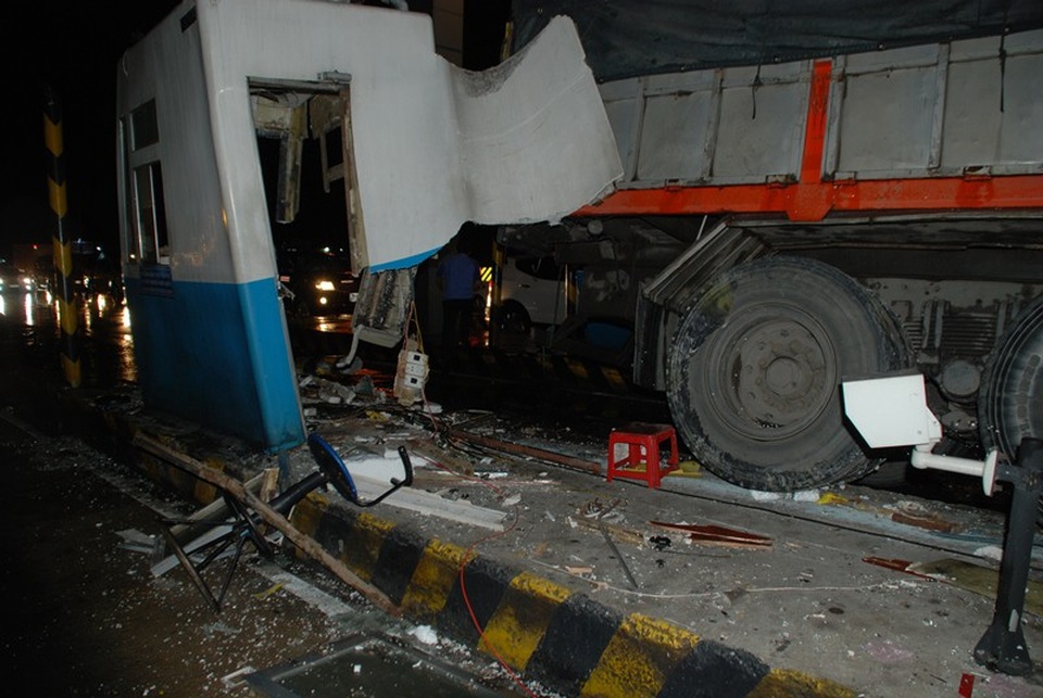 Xe tải tông sập cabin trạm thu phí, nhân viên bán vé may mắn thoát chết - 3 
Buồng thu phí bị vỡ nát, nhân viên thu phí may mắn thoát chết.