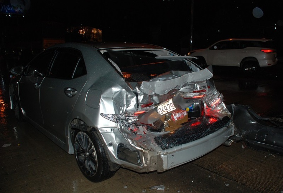 Xe tải tông sập cabin trạm thu phí, nhân viên bán vé may mắn thoát chết - 4 
Chiếc ô tô 4 chỗ bị tông nát phần đuôi.