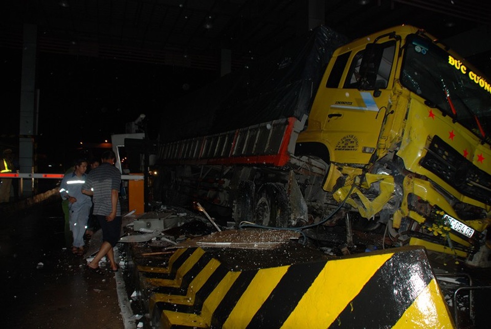 Xe tải tông sập cabin trạm thu phí, nhân viên bán vé may mắn thoát chết - 2 Xe tải tông sập cabin trạm thu phí, nhân viên bán vé may mắn thoát chết - 2