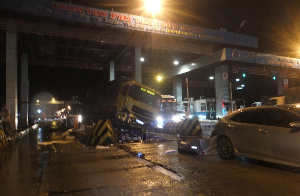 Xe tải tông sập cabin trạm thu phí, nhân viên bán vé may mắn thoát chết - 5 Đến khuya 18/7 lực lượng chức năng vẫn đang phong tỏa hiện trường, giải quyết vụ việc.