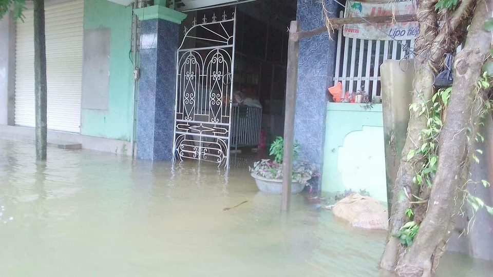 8 ngôi làng đang bị nước lũ cô lập - 1 Nhiều ngôi nhà bị ngập sâu.