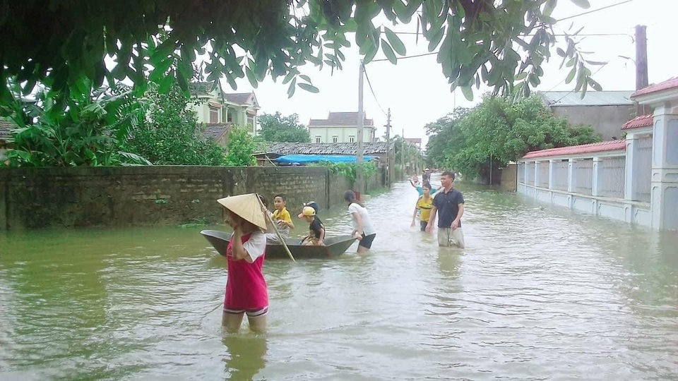 8 ngôi làng đang bị nước lũ cô lập - 2 Nước ngập cô lập hoàn toàn 57 hộ dân và 8 ngôi làng.