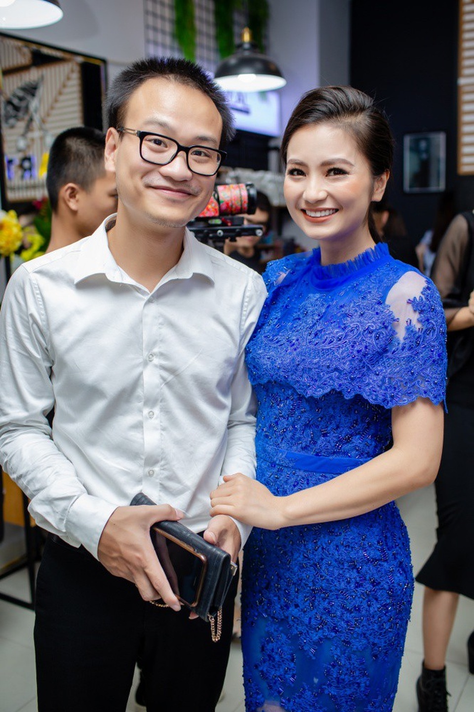 Diệu Hương “Bánh đúc có xương” cùng Hoa hậu Thuỳ Linh tiết lộ về ông xã - 1 Diệu Hương và ông xã Ngọc Linh.