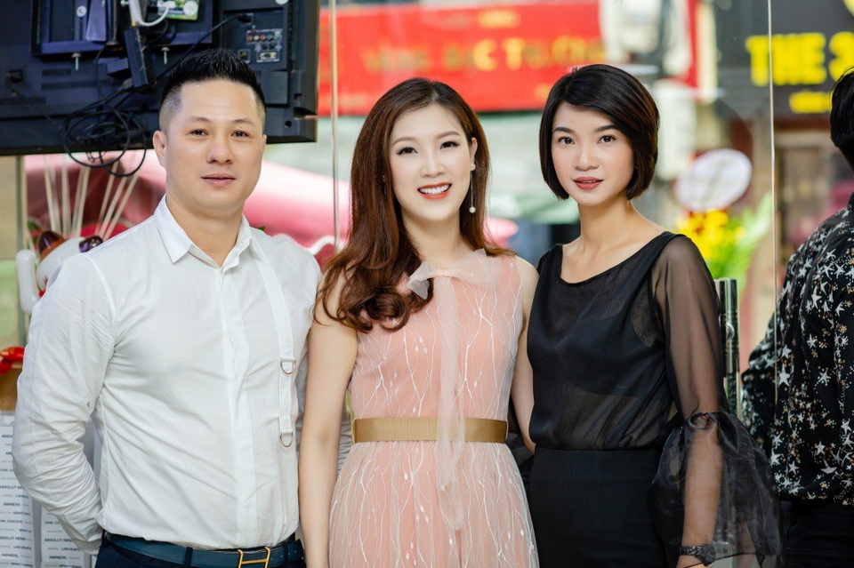 Diệu Hương “Bánh đúc có xương” cùng Hoa hậu Thuỳ Linh tiết lộ về ông xã - 3 Siêu mẫu Hạ Vy (ngoài cùng bên phải) cũng xuất hiện ở bữa tiệc với hình ảnh người phụ nữ viên mãn. Hiện cô sống hạnh phúc bên chồng và 3 con. Là một người phụ nữ đa năng, ngoài việc sở hữu công ty đào tạo người mẫu lớn tại Hà Nội, từ nhiều năm nay siêu mẫu Hạ Vy còn lấn sân kinh doanh ở nhiều lĩnh vực.