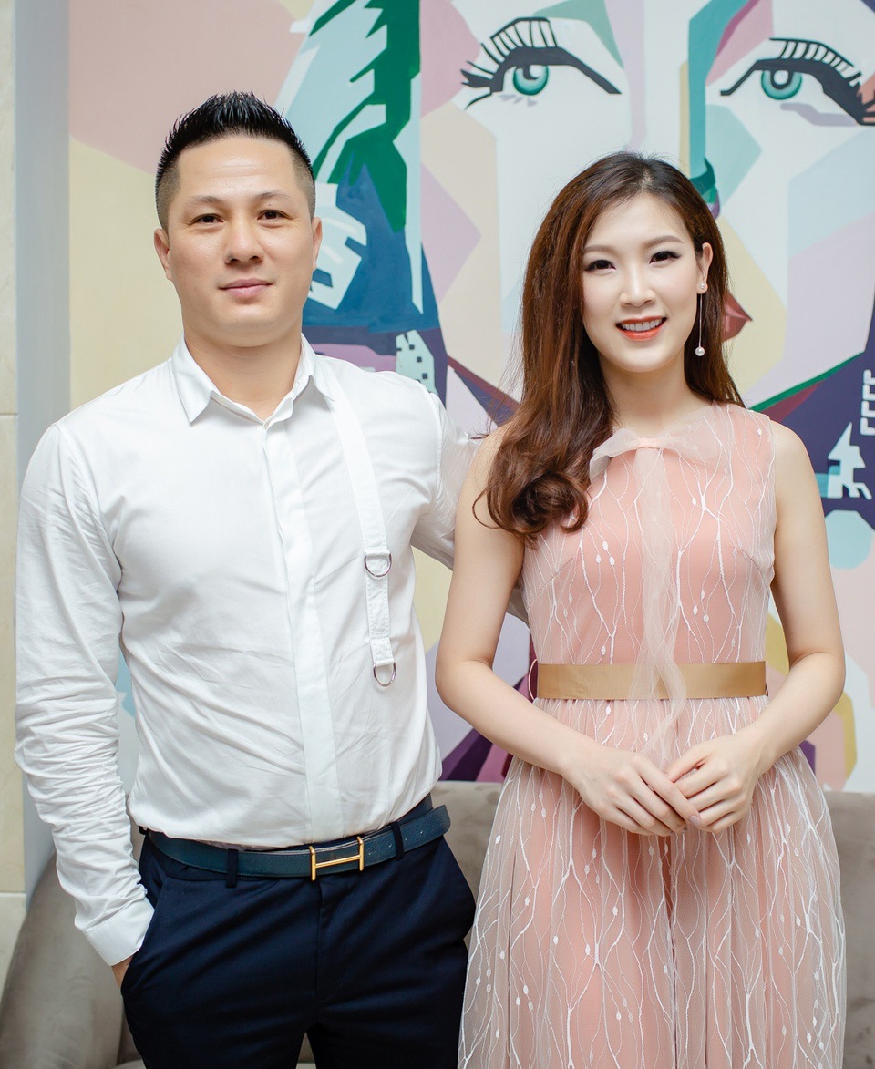 Diệu Hương “Bánh đúc có xương” cùng Hoa hậu Thuỳ Linh tiết lộ về ông xã - 2 Vợ chồng Hoa hậu Áo dài 2018 tại Pháp Phí Thuỳ Linh.