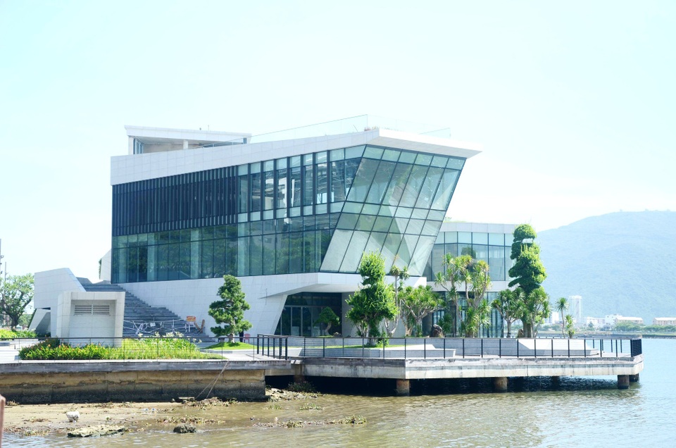 Đà Nẵng chưa thể thông qua việc thu hồi đất 3 dự án của Vũ nhôm do quy hoạch điều chỉnh dự án chưa được phê duyệt (ảnh: công trình dự án Nhà háng - bến du thuyền trên đường Bạch Đằng- Đà Nẵng)