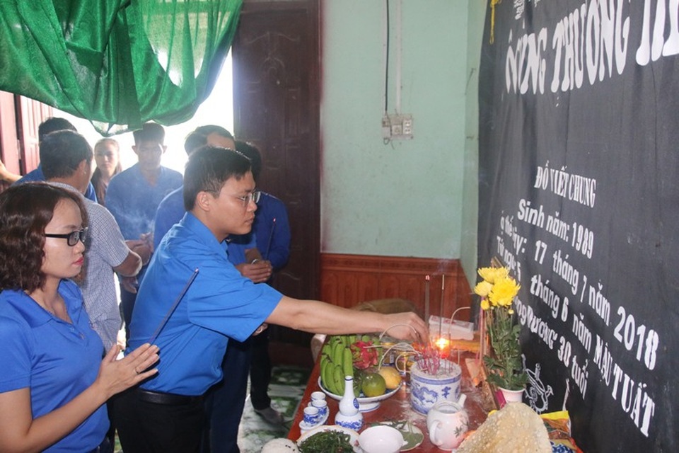 2 học sinh tiểu học bị đuối nước - 1 Thăm hỏi động viên và hỗ trợ cho các gia đình có nạn nhân bị đuối nước