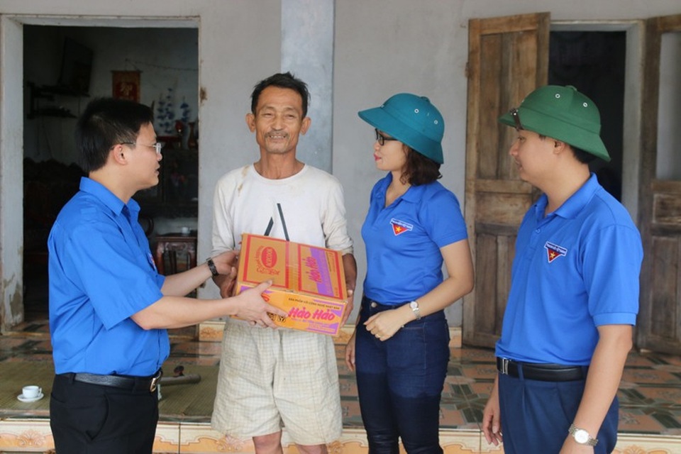 2 học sinh tiểu học bị đuối nước - 2 Trao quà cho các gia đình bị cô lập trong lũ