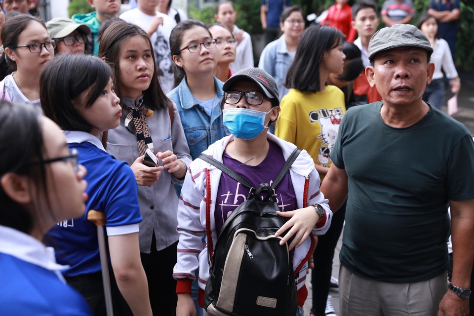 Hơn 3.400 thí sinh thi kiểm tra năng lực vào trường ĐH Luật TPHCM - 2 Tại điểm thi ngay cơ sở chính của trường, nhiều thí sinh chờ để vào phòng thi