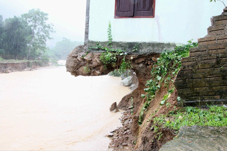 Lũ quét qua, Mường Phú tan hoang - 9
Móng nhà bị nước lũ ăn sâu.