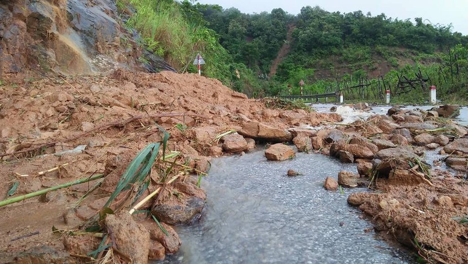 Lũ quét qua, Mường Phú tan hoang - 15 Đất đá sạt lở gây ách tắc giao thông trên cung đường vào xã Thông Thụ.