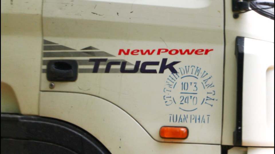 Ồ ạt chở đất đá sét lậu ra khỏi mỏ chưa hoàn thiện thủ tục tại Thừa Thiên Huế! - 13 Tải trọng xe của Công ty TNHH DVTM Vận tải Tuấn Phát ghi chở tối đa 24 tấn, nhưng thùng xe đầy ắp vượt quá tải trọng