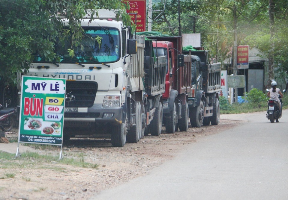 Ồ ạt chở đất đá sét lậu ra khỏi mỏ chưa hoàn thiện thủ tục tại Thừa Thiên Huế! - 18 Đoàn xe vận chuyển khoáng sản lậu sau khi bị động và có đoàn chức năng lên kiểm tra, đã đổ lại ven đường án binh bất động