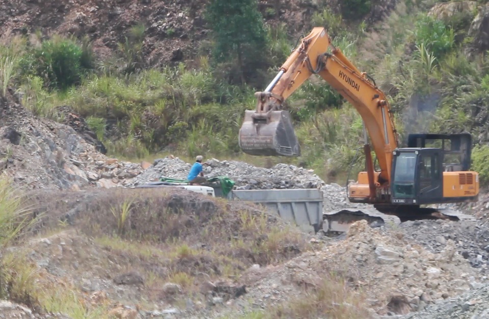 Ồ ạt chở đất đá sét lậu ra khỏi mỏ chưa hoàn thiện thủ tục tại Thừa Thiên Huế! - 11 Xe đã được múc đầy khoang