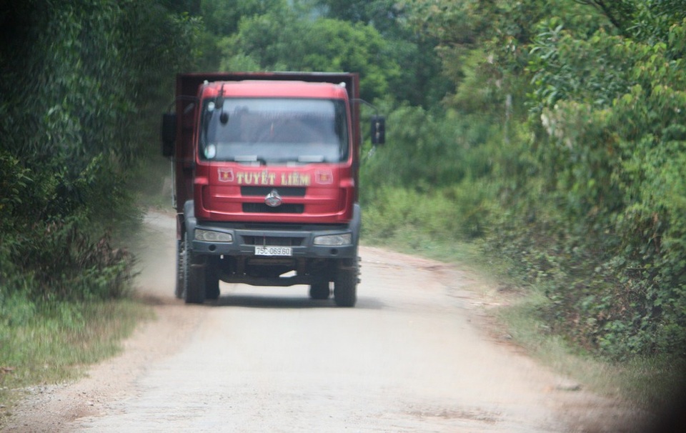 Ồ ạt chở đất đá sét lậu ra khỏi mỏ chưa hoàn thiện thủ tục tại Thừa Thiên Huế! - 1 Ồ ạt chở đất đá sét lậu ra khỏi mỏ chưa hoàn thiện thủ tục tại Thừa Thiên Huế! - 1