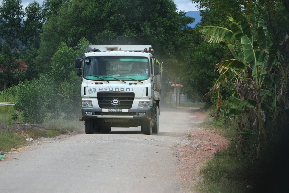 Ồ ạt chở đất đá sét lậu ra khỏi mỏ chưa hoàn thiện thủ tục tại Thừa Thiên Huế! - 2 Những chiếc xe tải cỡ lớn chở khoáng sản từ mỏ