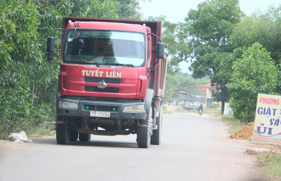 Ồ ạt chở đất đá sét lậu ra khỏi mỏ chưa hoàn thiện thủ tục tại Thừa Thiên Huế! - 4 Ồ ạt chở đất đá sét lậu ra khỏi mỏ chưa hoàn thiện thủ tục tại Thừa Thiên Huế! - 4