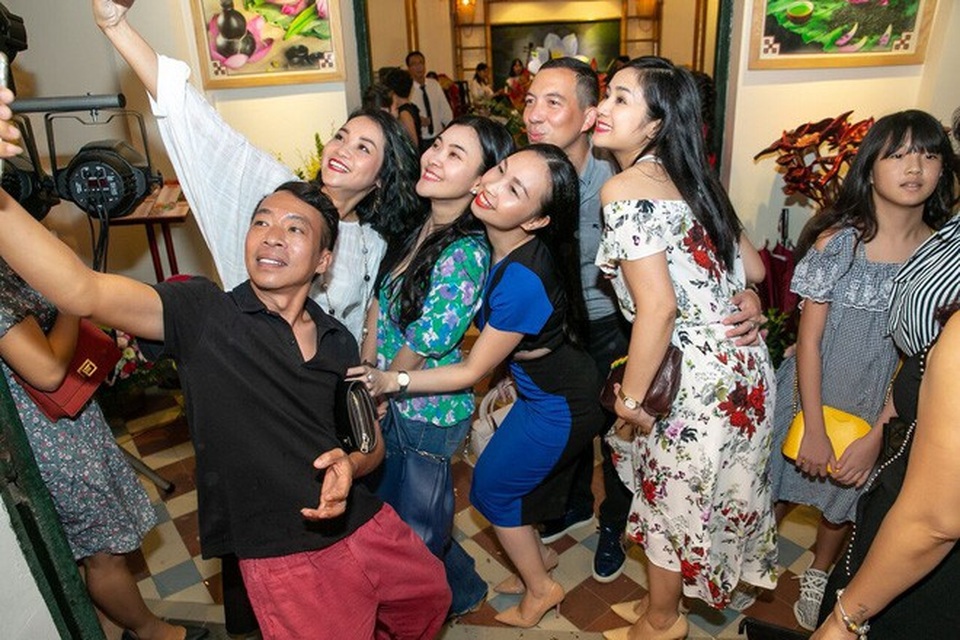 Nhan sắc “trẻ mãi không già” của Thu Hà “lá ngọc cành vàng” - 4 Phút nhí nhảnh của các nghệ sĩ khi hội ngộ nhau trong ngày mừng nhạc sỹ Quốc Bình đảm nhận vai trò mới.