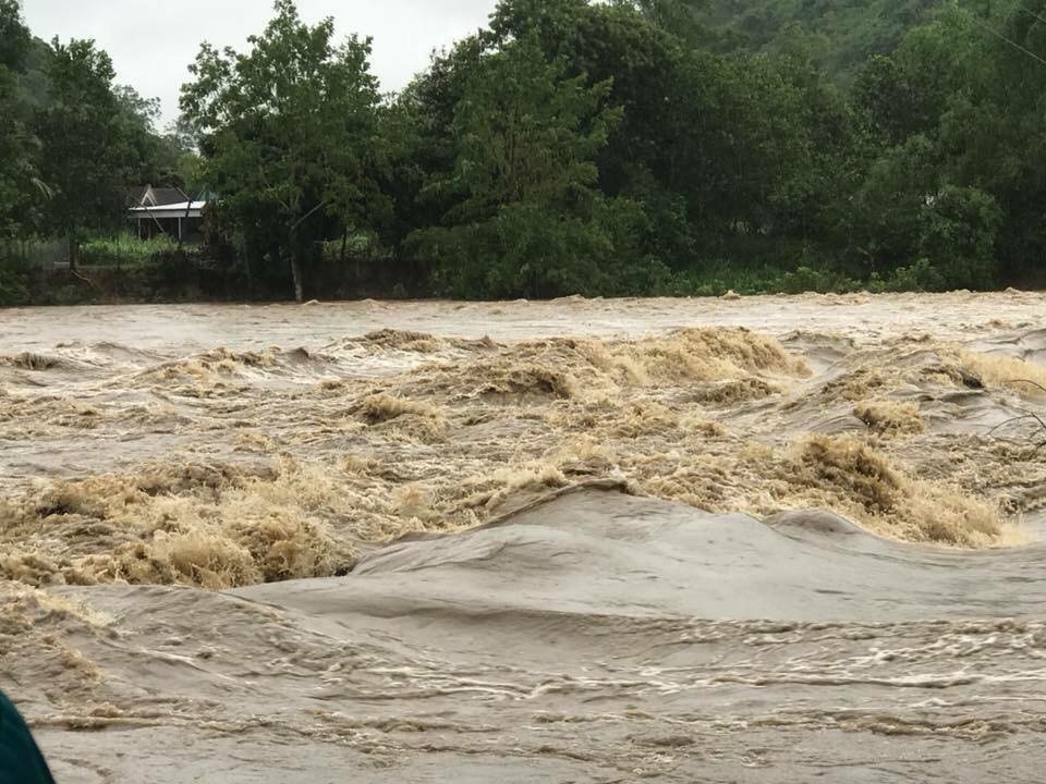 35 người đi hái măng bị nước lũ cô lập trên rừng - 1
Nước lũ cô lập nhiều bản làng của các huyện miền tây Nghệ An.