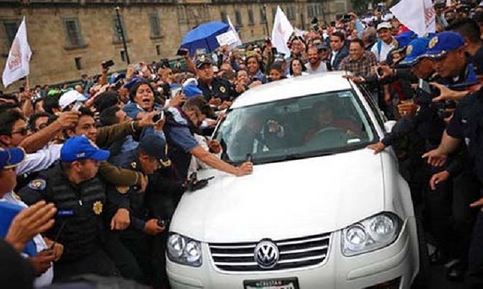 
Lopez Obrador trong vòng vây của người ủng hộ ngày 3/7/2018.
