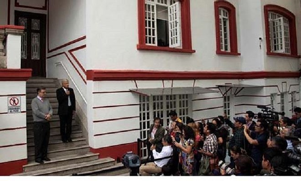 
Lopez Obrador phát biểu trước phóng viên tại văn phòng nằm trong ngôi nhà cũ với an ninh sơ sài.
