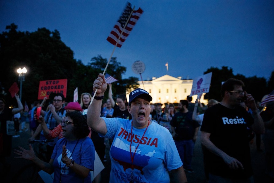 “Giọt nước tràn ly” sau sự cố lỡ lời của Tổng thống Trump - 3 Những người biểu tình bên ngoài Nhà Trắng vào tối 16/7 sau khi Tổng thống Trump kết thúc họp báo với người đồng cấp Nga (Ảnh: New York Times)