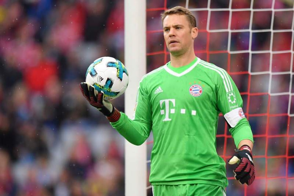 Top 10 thủ môn đắt giá nhất mọi thời đại - 6
Bayern Munich chỉ mất 19 triệu bảng để có được tượng đài trong khung gỗ, đó là Manuel Neuer, người được đánh giá là xuất sắc không kém gì Olivier Kahn. Trong nhiều năm qua, Neuer luôn là chốt chặn quá tin cậy ở Bayern Munich cũng như đội tuyển Đức. Anh không chỉ phản xạ xuất thần mà có khả năng phán đoán tình huống cực tốt. Những tình huống dâng cao phá bóng là đặc sản của Neuer