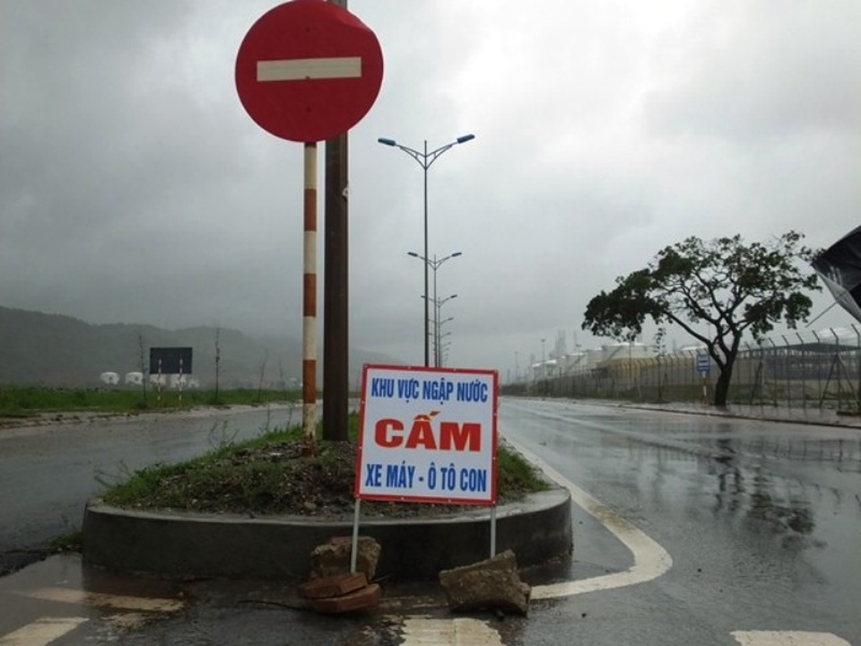 Sau bão, nhiều vùng ngập sâu trong nước lũ - 1 Nhiều nơi, cơ quan chức năng phải đặt biển cảnh báo người dân không đi xe máy, ô tô vì tuyến đường bị ngập nặng.