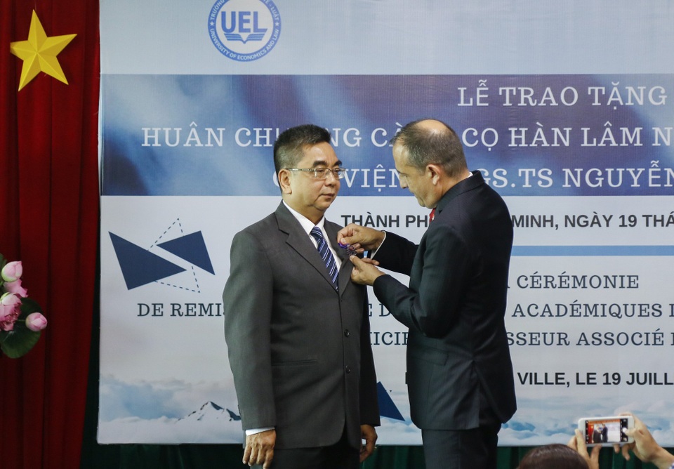 PGS. TS Nguyễn Ngọc Điện được trao huân chương Cành cọ Hàn lâm của Cộng hòa Pháp - 1
Ông Vincent Floreani - Tổng Lãnh sự Pháp tại TPHCM trao Huân chương Cành cọ Hàn lâm của Cộng hòa Pháp cho PGS.TS Nguyễn Ngọc Điện.