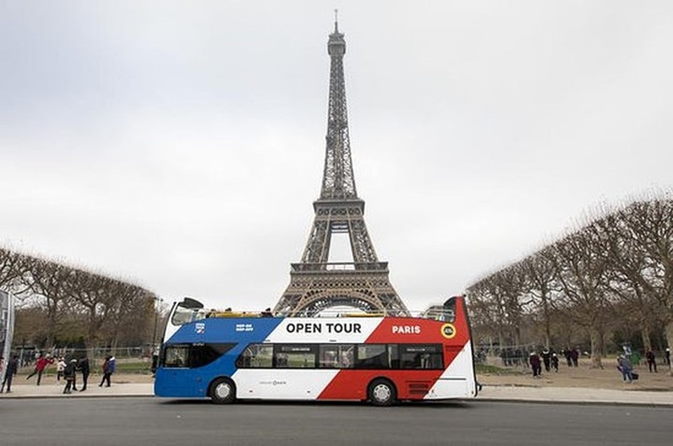 Gợi ý những địa điểm cầu hôn khiến nàng “gật đầu cái rụp“ - 1
Paris, Pháp. Vẫn phải kể ra đây điều mà ai cũng biết này bởi còn ở đâu mà sự lãng mạn và tình yêu đậm đặc hơn ở thành phố này. Bữa tối với nến và rượu vang, khiến nàng bất ngờ trong phút đi dạo bên sông Seine hay quỳ xuống trước tháp Eiffel...