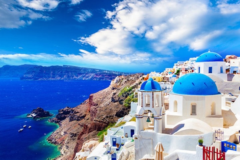 Gợi ý những địa điểm cầu hôn khiến nàng “gật đầu cái rụp“ - 2
Santorini, Hy Lạp. Trong giây phút hoàng hôn đẹp ngạt thở và những tia nắng cuối ngày dần qua những nếp tường trắng tinh, một lời cầu hôn chân thành giản dị cũng khiến con tim nàng reo vui hạnh phúc.
