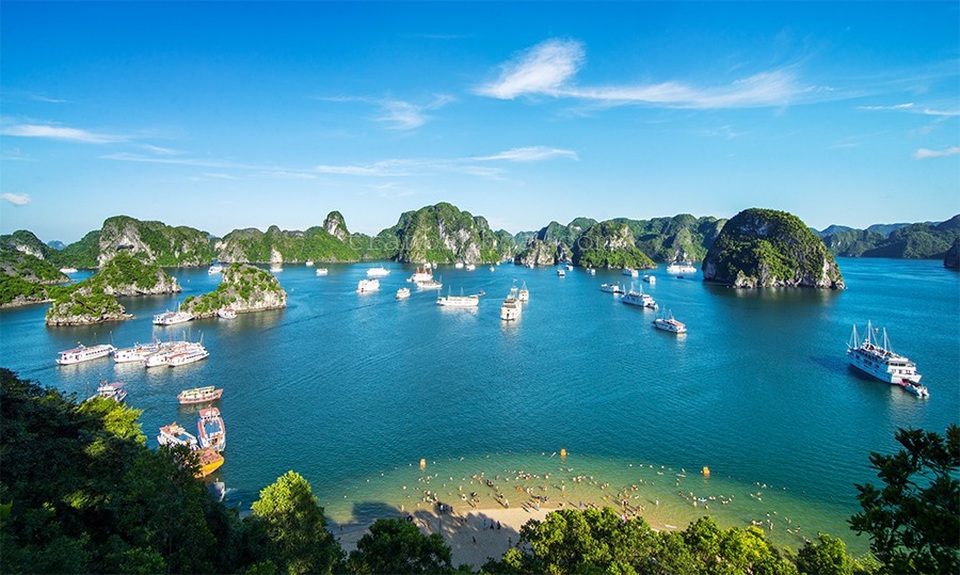 Bất động sản Hạ Long chuyển mình cùng du lịch - 1 Hạ Long là điểm đến hấp dẫn của khách du lịch trong nước và Quốc tế