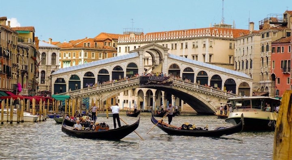 Gợi ý những địa điểm cầu hôn khiến nàng “gật đầu cái rụp“ - 3
Venice, Italy. Đi thuyền trên kênh đào trong lúc nàng còn mải mê ngắm nhìn khung cảnh xung quanh thì khi quay lại, chiếc nhẫn đã xuất hiện ngay trước mắt. Cùng với sự phối hợp ăn ý từ cử chỉ và giọng hát của người lái thuyền, nàng hẳn không thể chối từ.