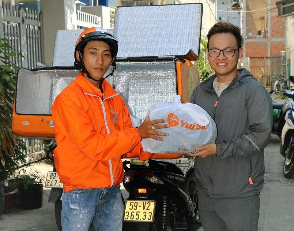 Vuivui.com tuyển nhân viên giao hàng, lên xe là có tiền rủng rỉnh - 2 Nhân viên giao hàng tại Vuivui.com có thu nhập từ 10 - 15 triệu/tháng